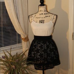 🌸🌸Black and white flowered lace skirt
